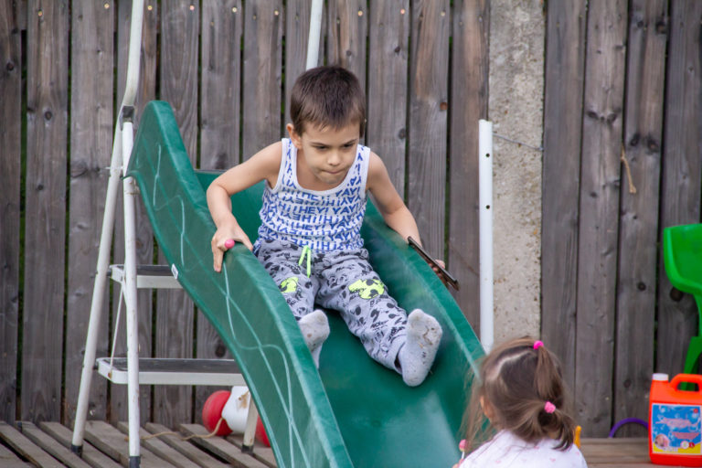 Copiii la locul de joacă cu noul tobogan