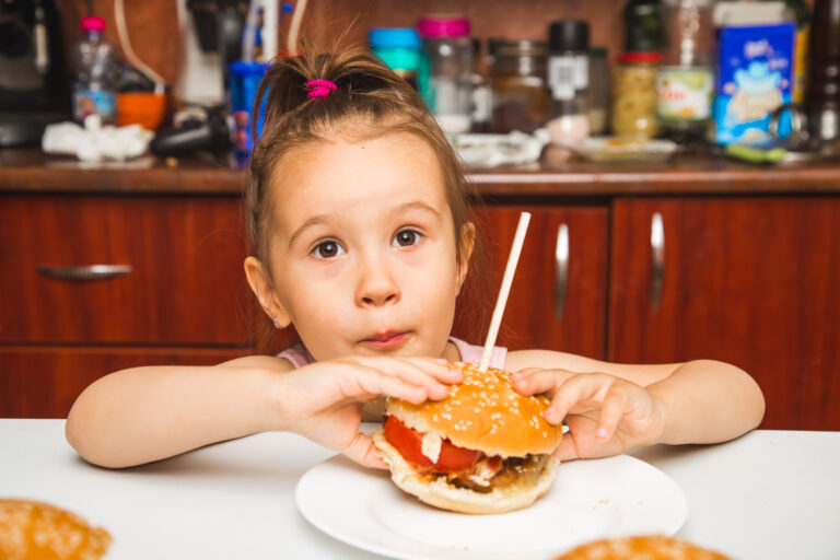 Ziua copilului o sărbătorim cu hamburgers